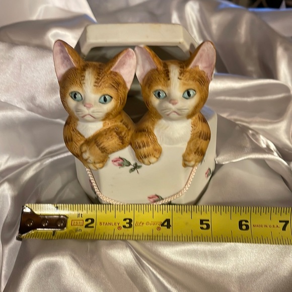 Ceramic MANN Music Box plays “Memories”from Cats. - Picture 7 of 9